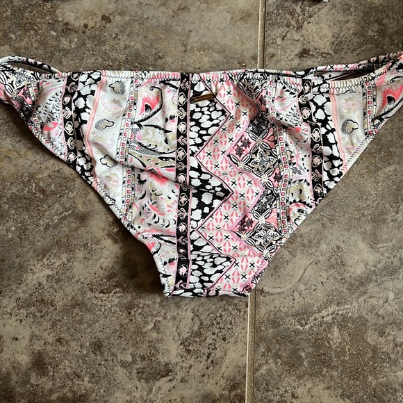 Victoria’s Secret Paisley Get Away HalterBikini - Picture 8 of 9